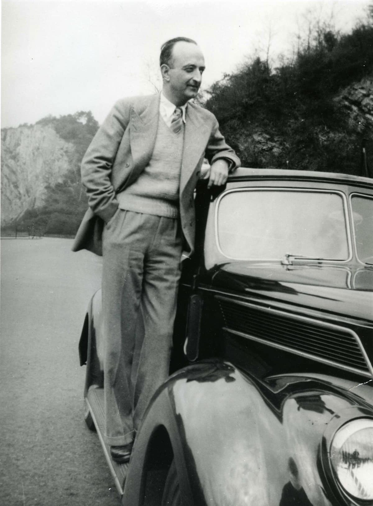 Portrait de Jean Royère - mobilier - Design moderne français